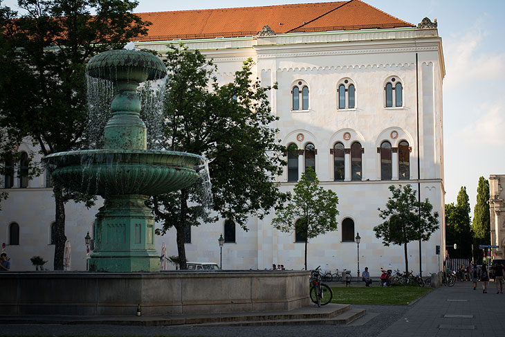 Brunnen vor der Ludwig-Maximilians-Uni in der Leopoldstrasse {©Foto: HuntertBliss)
